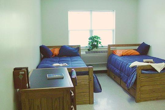 在楔石学院有两张床和一张桌子的宿舍