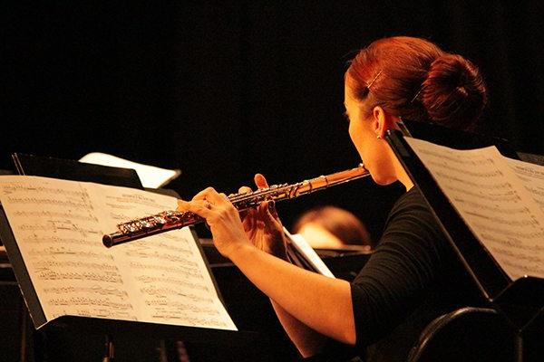 女学生用长笛演奏音乐